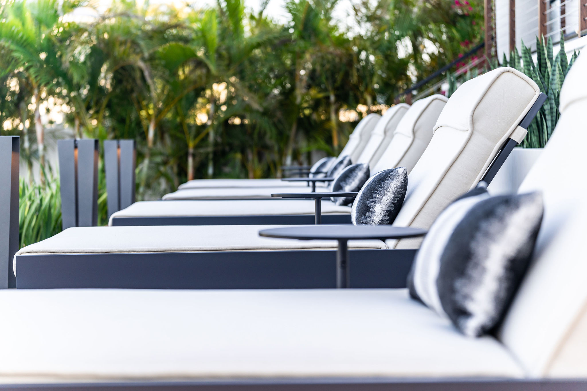 Luxury Lounge Seating in Shoreline Outdoor Space Design by Solana Outdoor Living