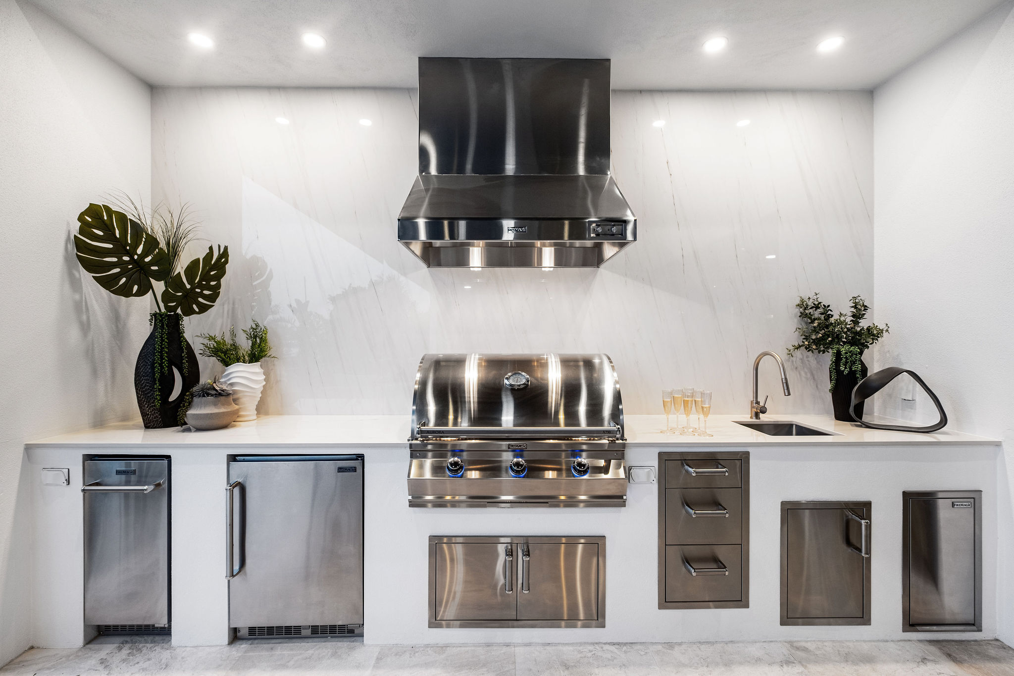 Fully Equipped Kitchen in Indoor to Outdoor Space Design by Solana Outdoor Living