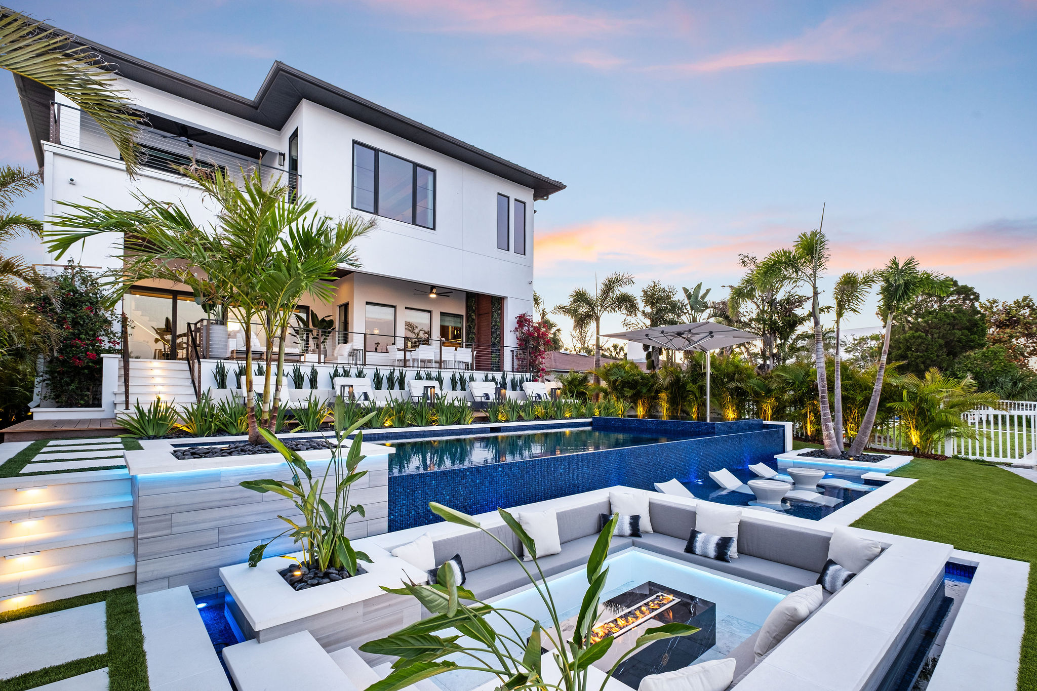 Shoreline Indoor to Outdoor Space Design by Solana Outdoor Living